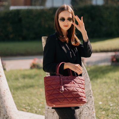 Geantă casual pentru femei material impermeabil matlasată vișiniu cu un compartiment spațios și mânere BS267P2209065